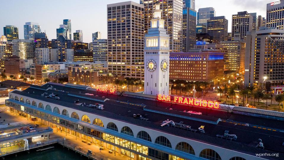 Ferry Building in San Francisco (อาคารเรือข้ามฟากซานฟรานซิสโก) เป็นสถานที่สำคัญทางประวัติศาสตร์และเป็นตลาดสมัยใหม่ที่นักท่องเที่ยวสามารถเยี่ยมชมสถานที่ทางประวัติศาสตร์และเพลิดเพลินกับอาหารท้องถิ่น