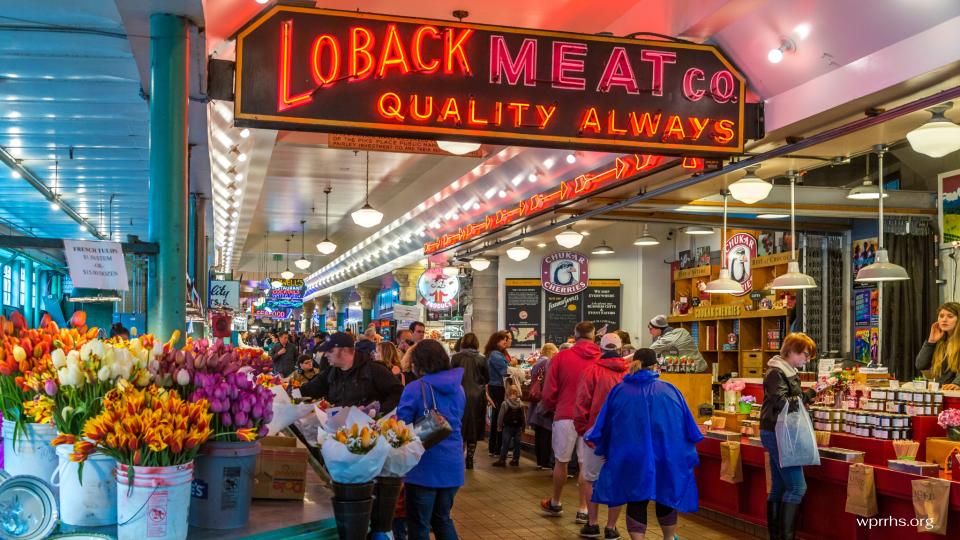 ตลาด Pike Place Market Seattleเป็นหนึ่งในตลาดที่ได้รับความนิยมมากที่สุดในซีแอตเทิลและมีร้านค้ามากมาย โดยมีศูนย์กลางอยู่ที่ตลาดเกษตรกรสาธารณะซึ่งตั้งอยู่ริมน้ำ